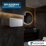 Secador en aluminio de 720W, ideal para baños modernos y espacios reducidos